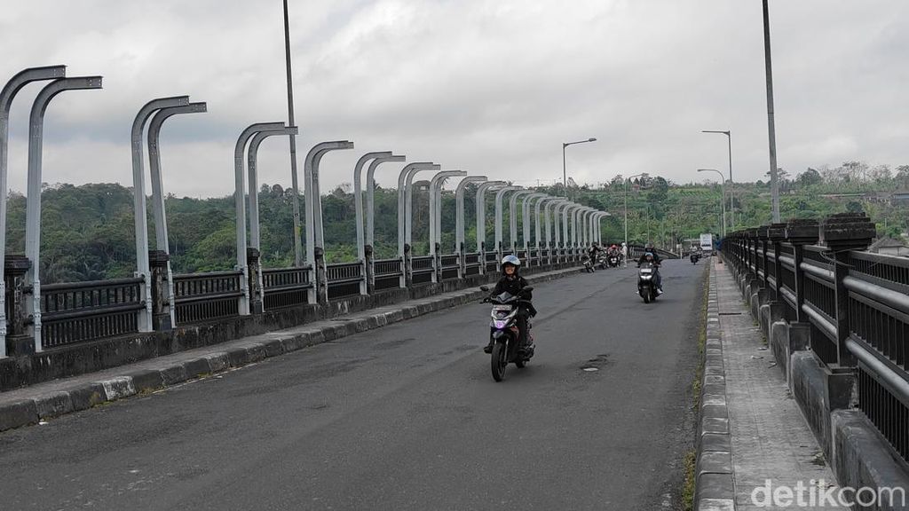 Dinas PUPR Badung mulai pasang tiang railing pembatas di Jembatan Tukad Bangkung, Kecamatan Petang, dengan anggaran Rp 10,4 miliar, Minggu (17/8/2025).